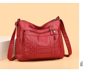 Nahaufnahme der roten PU-Lederhandtasche mit drei Reißverschlüssen und Webmuster-Details