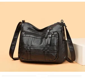 Nahaufnahme von schwarzem Kunstleder mit mehreren silbernen Reißverschlüssen am Shopper