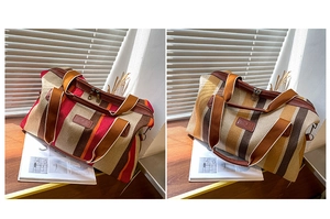 Detailvergelijking van gestreepte canvas tassen in rood en geel met leren handvatten