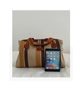 Detail van gestreepte canvas draagtas die grote capaciteit toont vergeleken met iPad mini