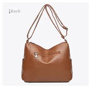 Detailansicht der Rückseite einer braunen PU-Leder-Handtasche mit Reißverschlusstasche