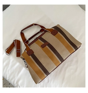 Detail van de gestreepte canvas shopper met leren handgrepen en verstelbare schouderband