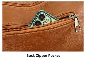 Detailansicht der Reißverschlusstasche auf der Rückseite einer braunen Ledertasche