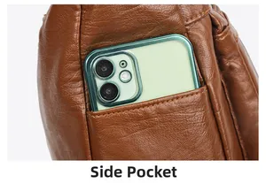 Detailansicht der Seitentasche einer braunen Ledertasche mit Smartphone als Platzhalter