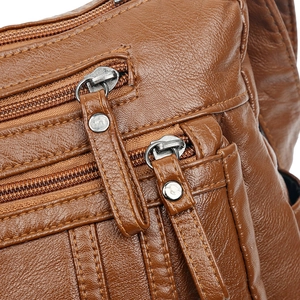 Damen Handtasche aus braunem Kieselleder mit mehreren Reißverschlüssen und großem Stauraum