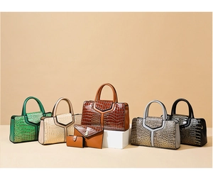 Détails de la texture effet crocodile et coutures en Y sur ce sac à main élégant