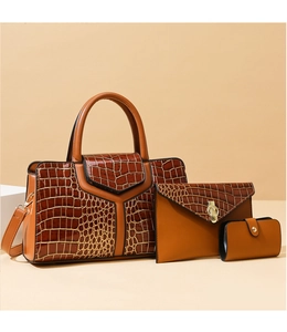 Ensemble trois pièces avec sac à main et pochette marron motif crocodile en relief