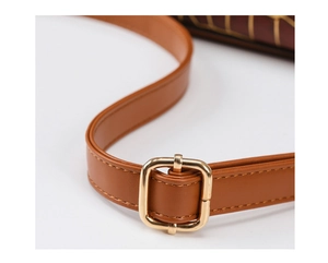 Détail de la bandoulière en cuir croco marron avec boucle de réglage dorée brillante