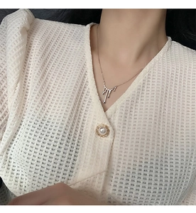 Gros plan du collier avec pendentif goutte d'eau fondue au design liquide minimaliste
