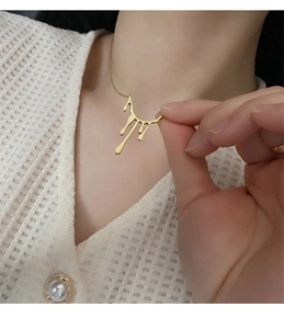 Vue détaillée d'un collier avec pendentif goutte de lave liquide dorée pour femmes