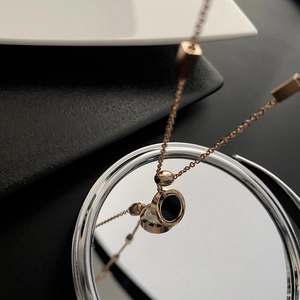 Collier élégant en or rose avec chiffres romains et pendentif en émail noir sur miroir