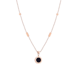 Collier en or rose avec pendentif disque romain noir et maillons géométriques