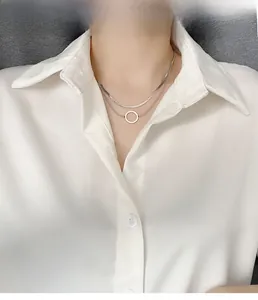 Gros plan d'un collier double épaisseur à chaîne serpent et pendentif sur un mannequin