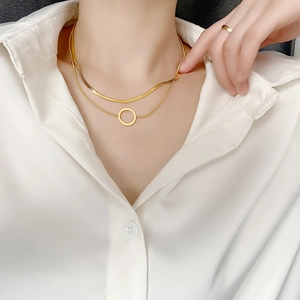 Collier double couche minimaliste en acier titane doré avec un pendentif circulaire