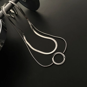 Collier double couche en argent avec chaîne serpent et pendentif circulaire creux