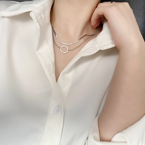 Collier double couche en acier titane argenté avec chaîne serpent et pendentif rond