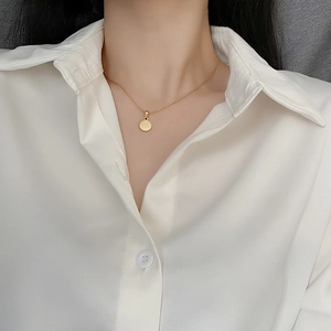 Collana minimalista in acciaio al titanio dorato con ciondolo tondo Good Luck