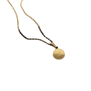 Collana minimalista con medaglia d'oro incisa Good Luck e dettagli perlati su catena fine