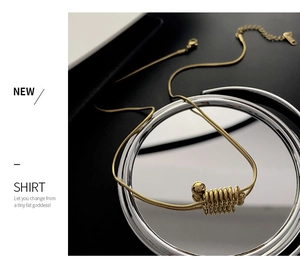 Détail du collier chaîne serpent dorée avec pendentif spirale et perle ronde élégante