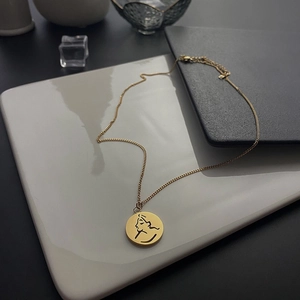 Collier Médaille Portrait Abstrait Minimaliste Acier Titane Plaqué Or Pendentif Ligne Visage Femme Bijoux