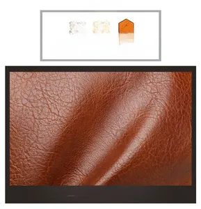 Détail du grain de litchi sur le cuir PU marron doux de ce sac à bandoulière rétro
