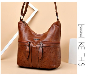 Détails de sac en cuir PU marron avec motifs perforés et logo métallique de précision