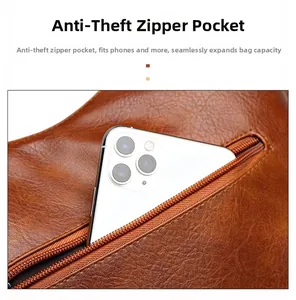 Détail macro d'un sac bandoulière en cuir PU marron avec poche zippée antivol sécurisée