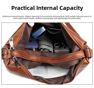 Intérieur spacieux du sac à main marron en cuir PU montrant les poches et objets du quotidien