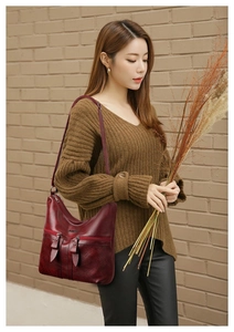 Détail du sac à bandoulière bordeaux en cuir PU avec motifs découpés au laser et zips doubles