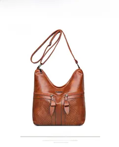 Détail d'un sac à main marron vintage avec des motifs perforés découpés au laser