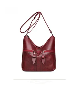 Vue détaillée du sac bandoulière en cuir PU bordeaux avec fermetures éclair verticales