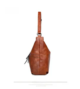 Vue latérale du sac à bandoulière vintage marron avec détails découpés au laser