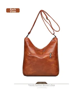 Vue arrière du sac bandoulière vintage en similicuir marron avec poche zippée pratique