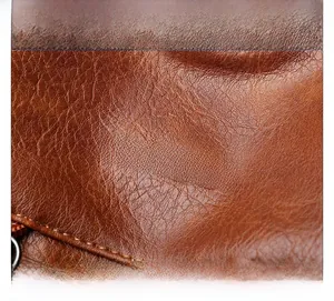 Gros plan sur cuir texturé marron avec logo matériel JINGPIN en argent poli