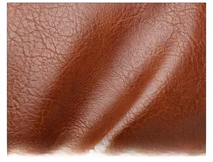 Gros plan sur le similicuir PU marron foncé lavé montrant le grain souple et la texture
