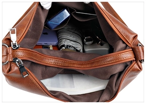 Vue détaillée de l'intérieur du sac porté épaule avec plusieurs poches de rangement