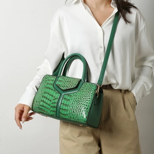 Sac à main vert avec gaufrage crocodile, rabat en métal en Y et bandoulière réglable