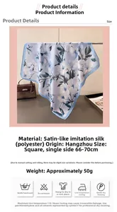 Gros plan du foulard en satin à fleurs montrant un drapé élégant et un fini brillant