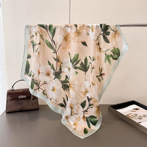 Détails du foulard en soie aux motifs floraux élégants et bordures vertes