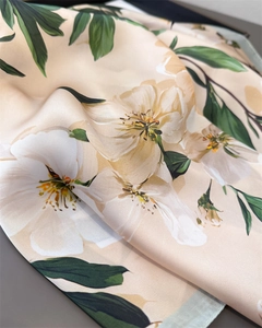 Détail macro du foulard élégant en soie avec imprimé floral, texture satinée et coutures fines