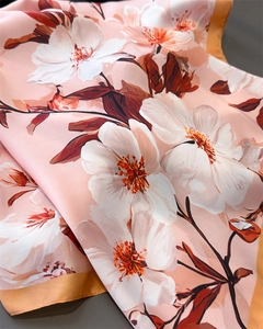 Détail d'un foulard en soie aux imprimés floraux élégants et texture satinée lisse et chic
