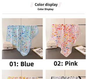 Detail von Seidengefühl-Halstüchern mit Herzprint in Blau und Rosa, zeigt die Textur