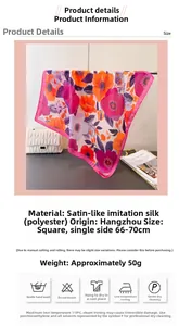 Détail du foulard floral en satin rose montrant la texture soyeuse et la finition