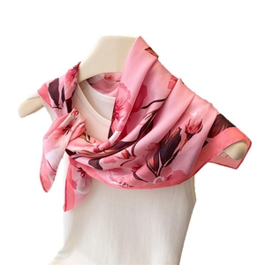 Carré de soie rose à imprimé floral sur un débardeur blanc élégant pour femme