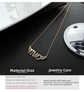 Detail view of Mom script pendant with dimensions of 2.92cm width in rose gold finish