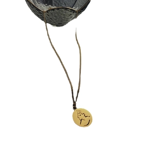 Collier médaille dorée avec contour de visage féminin abstrait sur chaîne fine