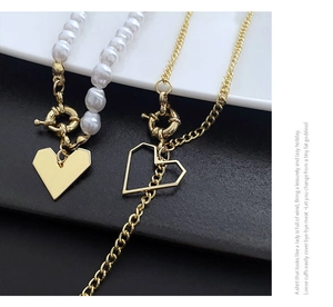 Détail du collier à pendentif cœur doré avec perles blanches et fermoir à bascule OT