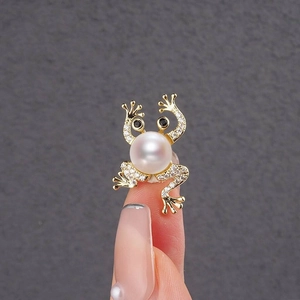 Broche Grenouille Mignonne Avec Grande Künstliche Perle Blanche Et Strass En Zircon Alliage Ton Or Boucle Anti-Exposition Pour Femmes