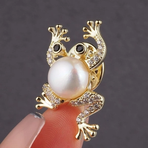 Broche grenouille mignonne en alliage doré avec perle blanche et pavé de zircons brillants
