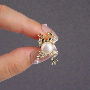 Broche grenouille dorée avec perle blanche et cristaux brillants pour vestes et costumes